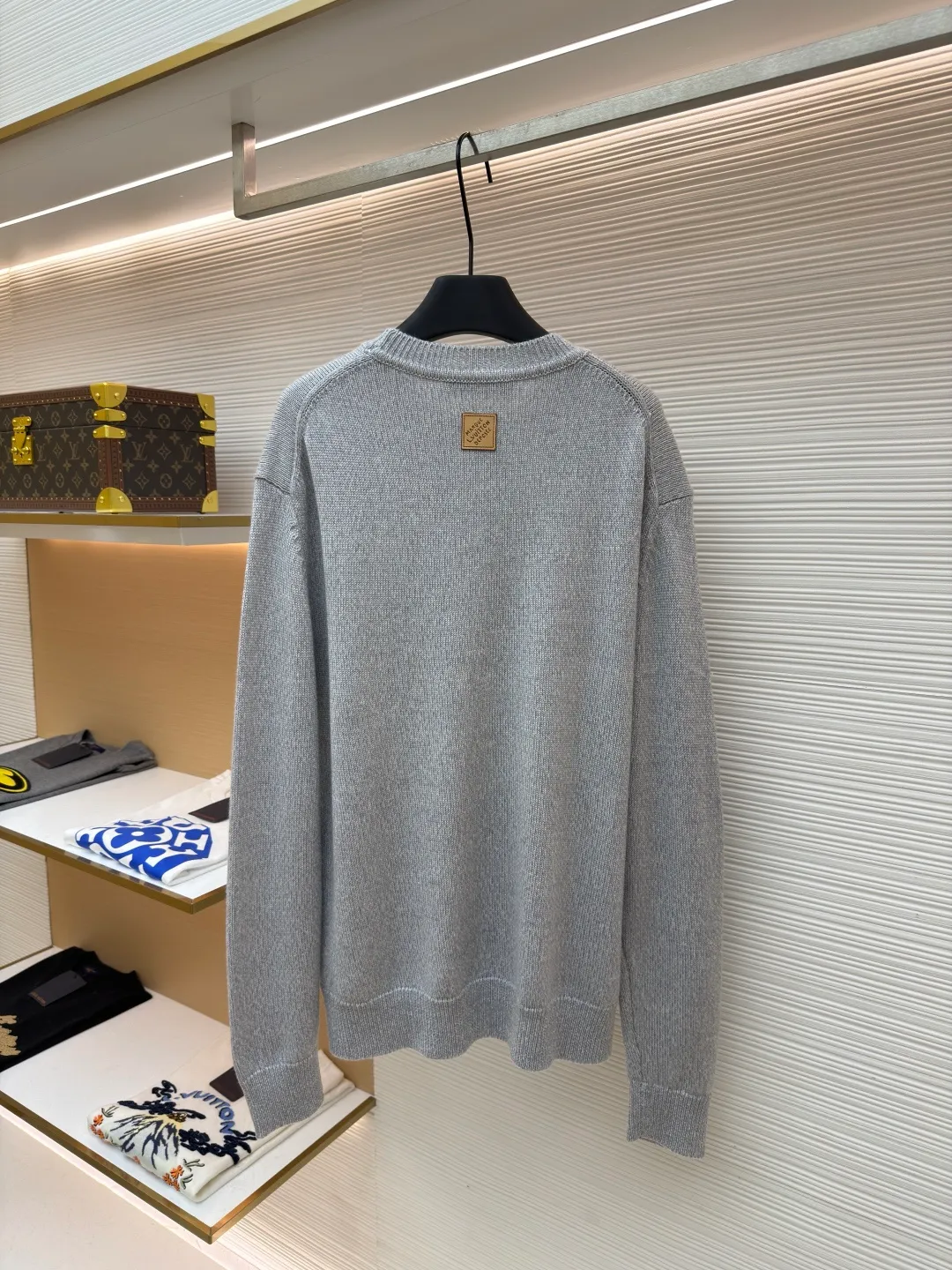 LOUIS VUITTON Fox cashmere round neck long-sleeved sweater ●Original version: purchased and developed for 14100 ●Item number: 1682134-B70 ●Fabric: wool blended fabric ●Technology: knitted ●Color: gray ●Version: fitted version ●Weight: about 640 grams ●Size: XS-S-M-L ●Description: Made of custom-made twisted 30s Basulan wool mixed yarn, the composition ratio is 50% Basulan wool, 40% combed cotton, 5% nylon mohair. It is made by a professional pattern maker, referring to the original version, and drawing and pattern making at a ratio of 1:1. The entire pattern takes 3 days, using 7 needles The computerized flat knitting machine knits single-sided woolen tissue according to the original version. The entire garment is made by 9 yarn feeders. The increase in the number of yarn feeders greatly increases the loss and loom time. A single piece takes 260 minutes per piece. The back leather surface is made of genuine leather, which is embossed and stitched with a flat machine. The overall wiring is straight and delicate, the fabric is comfortable and soft, and the color is consistent without color difference. It can be matched with the same style to create a fashionable look and control various occasions. Customized accessories, complete with three standards, same style for men and women!